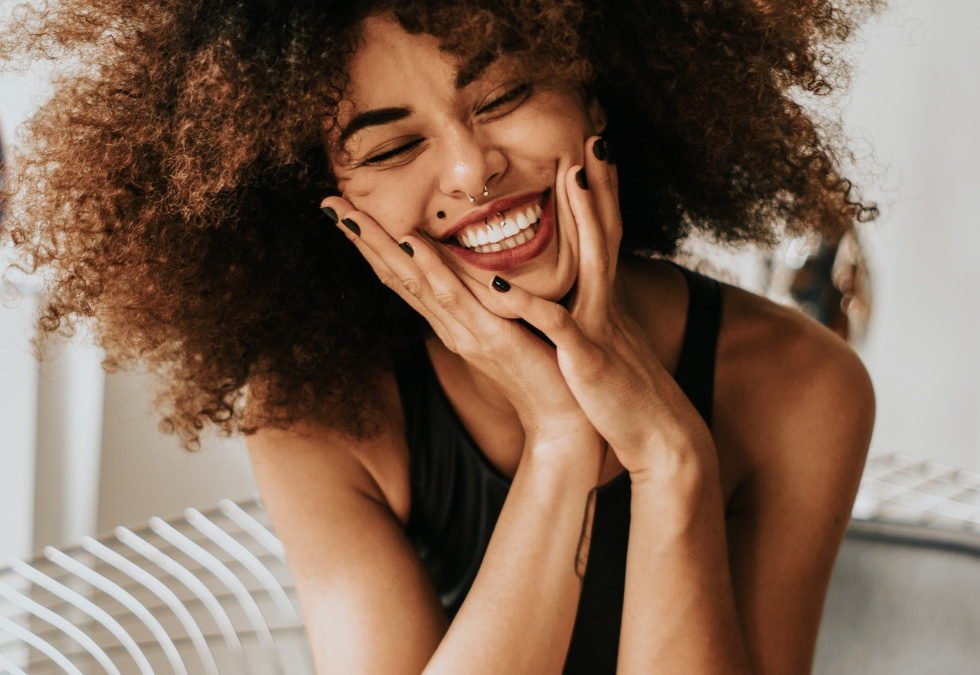 5 Tricks um deine Zähne aufzuhellen – von Hausmitteln bis zu professionellem Zahnbleaching für Zuhause